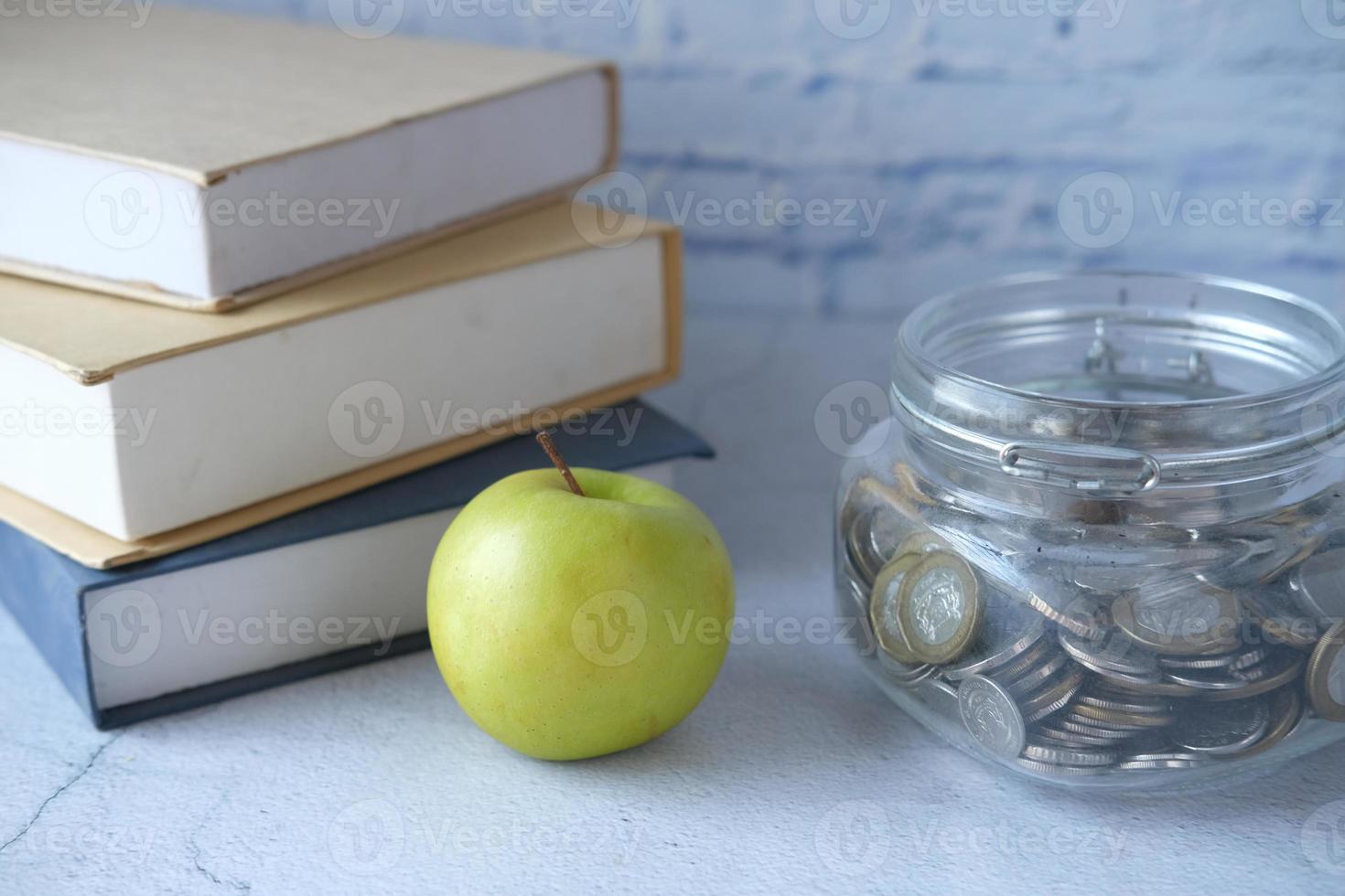 negro al concepto de escuela con manzana en el bloc de notas en la mesa. foto