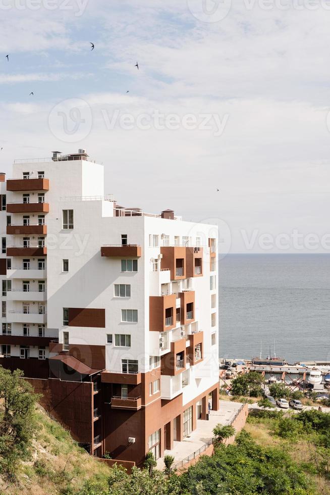 moderno hotel o edificio de apartamentos junto al mar. foto