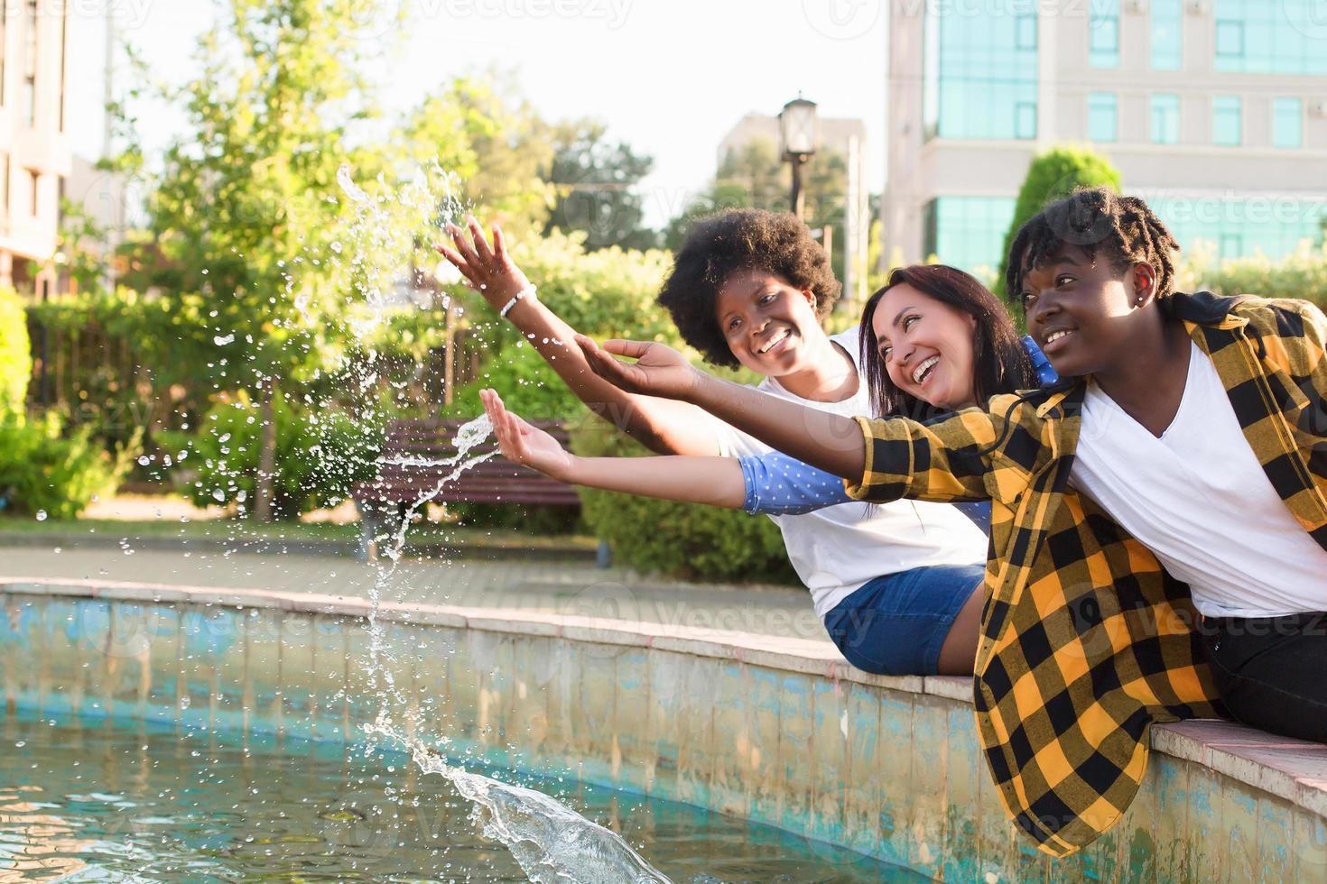 chicas felices de diferentes nacionalidades se divierten en el verano foto