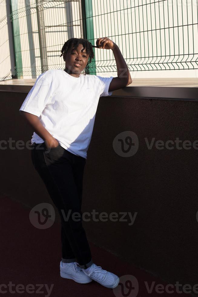 Retrato de una mujer afroamericana feliz en la calle en verano foto