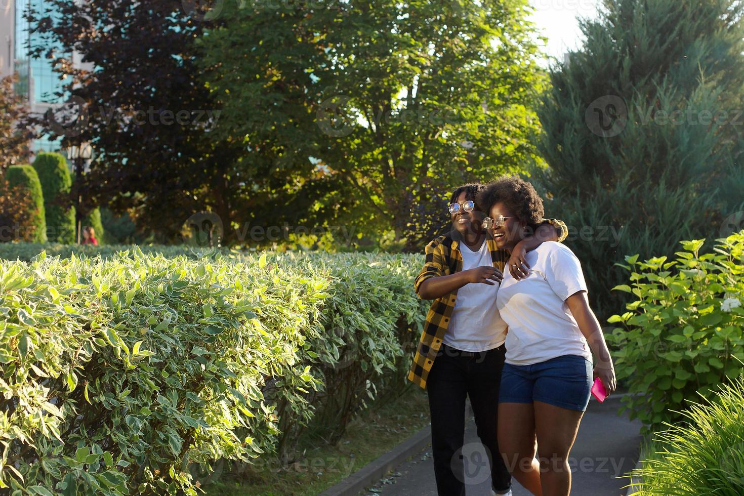 dos mujeres afroamericanas felices están caminando por la calle foto