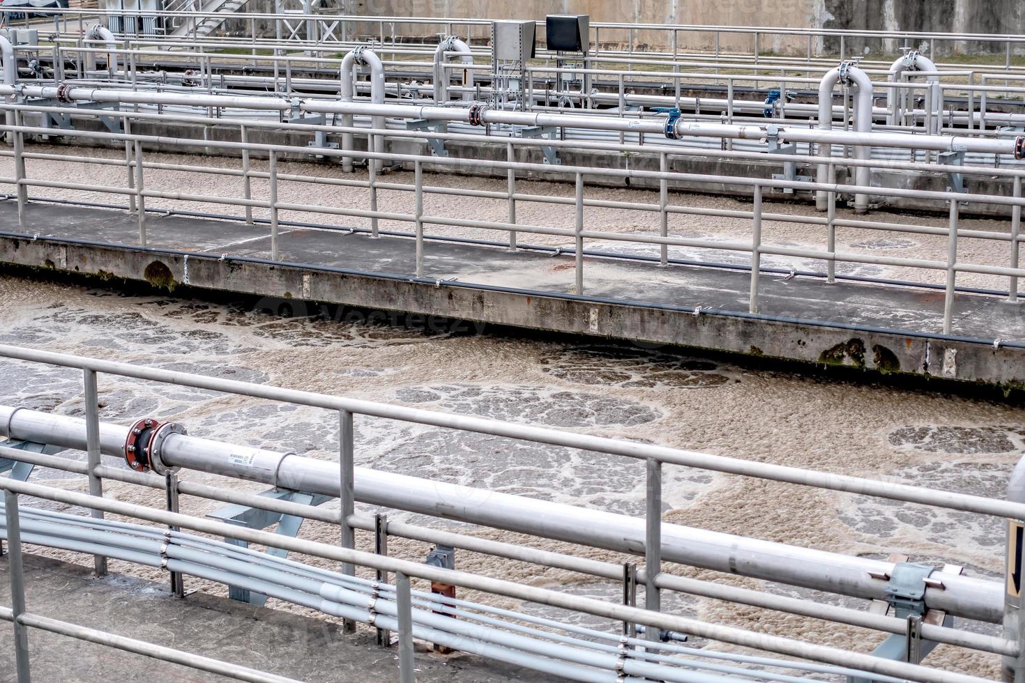 Planta de tratamiento de aguas residuales en un día soleado foto