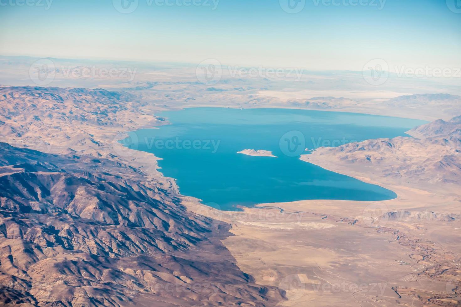 Vista aérea desde el plano del lago piramidal sobre nevada foto