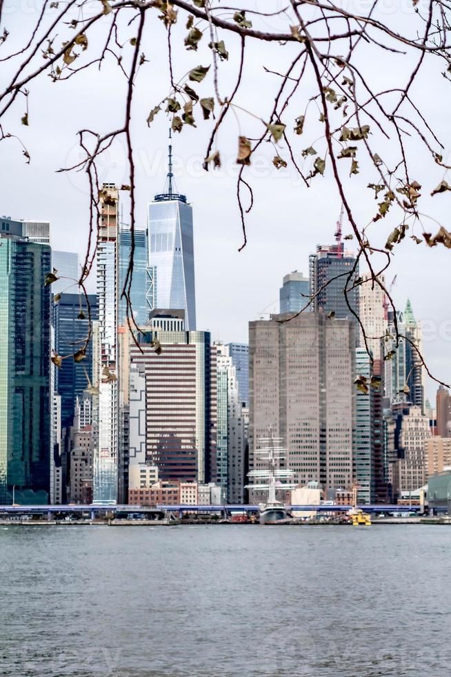 horizonte de la ciudad de nueva york en un día nublado foto