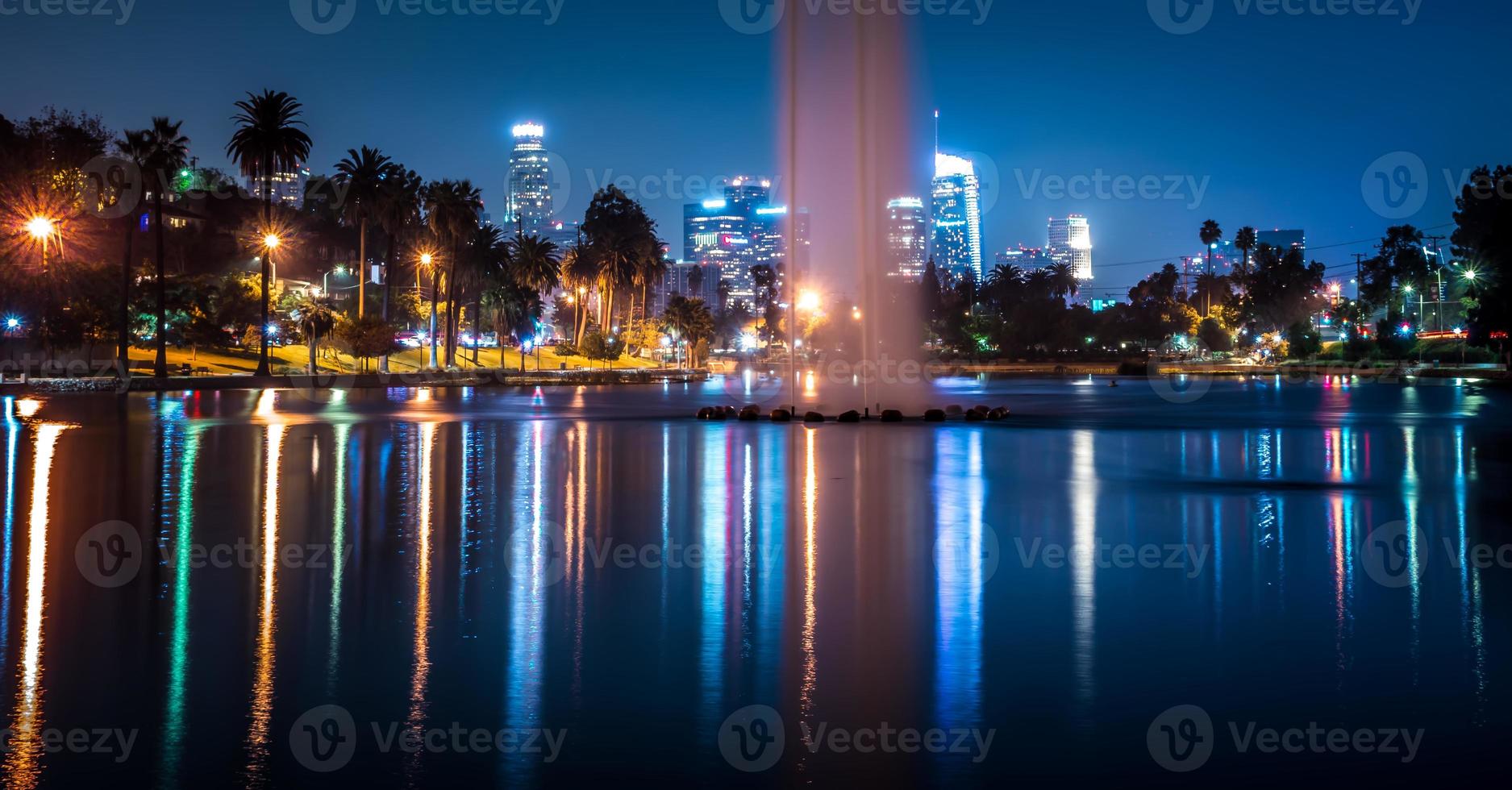 Los Ángeles, California, el centro de la ciudad por la noche foto