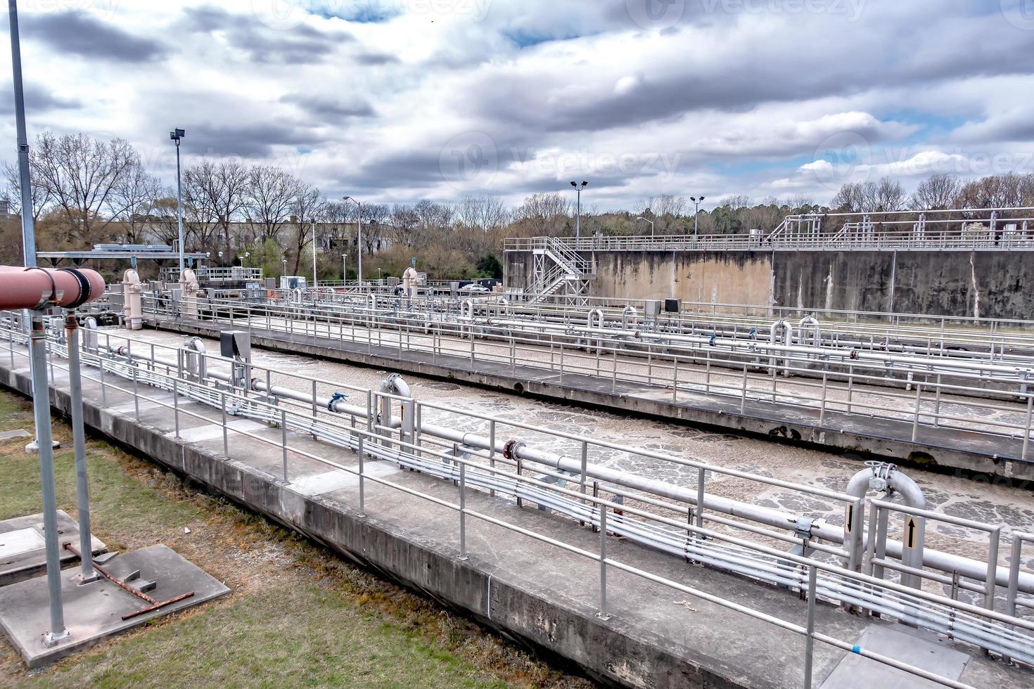 Planta de tratamiento de aguas residuales en un día soleado foto