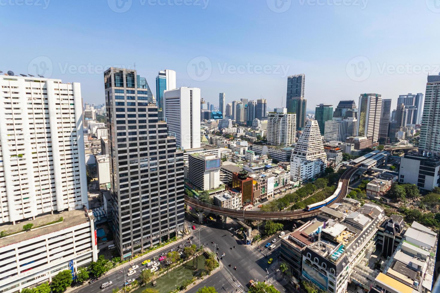 vista de pájaro de muchos edificios en bangkok foto