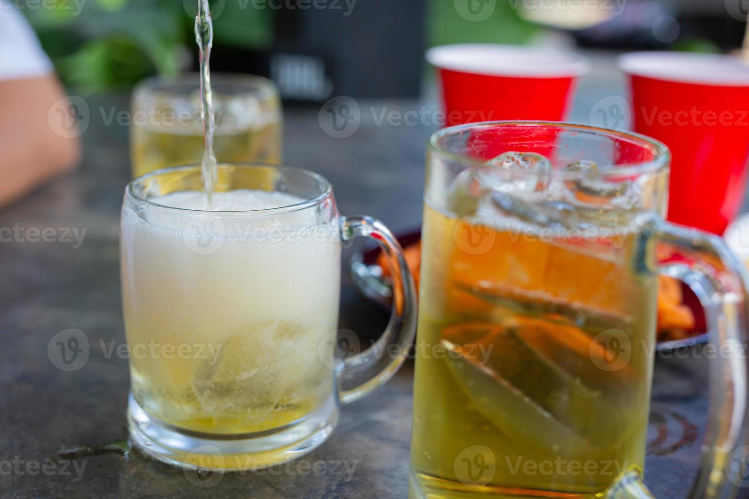 Fiesta de la cerveza con amigos en casa, concepto del día internacional de la cerveza. foto