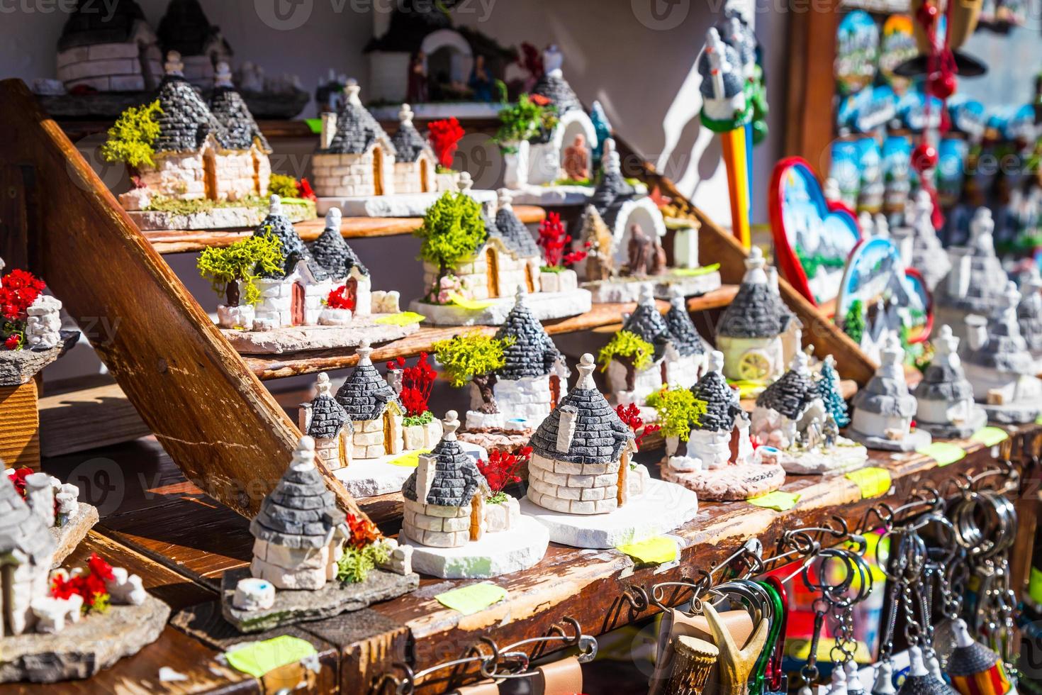 alberobello, italia - trulli di alberobello souvenirs para turistas foto