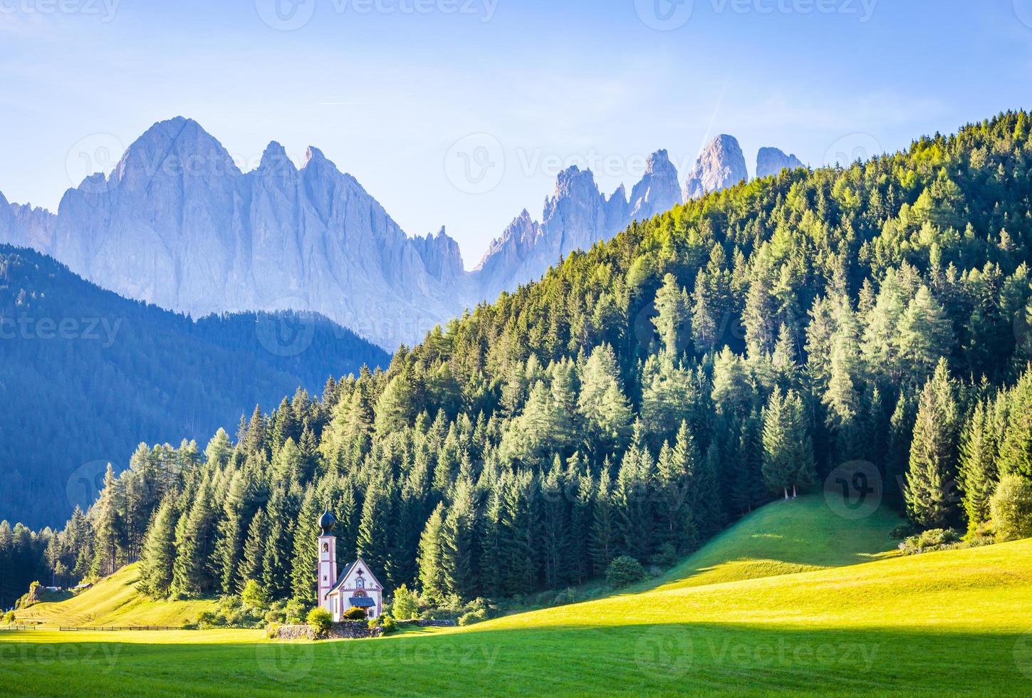 vista de la pequeña iglesia de st. John en ranui, montaña de los dolomitas foto