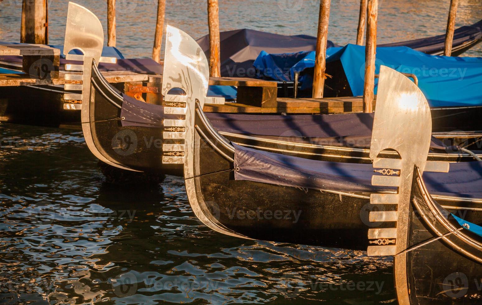 Venecia, detalle de góndolas foto