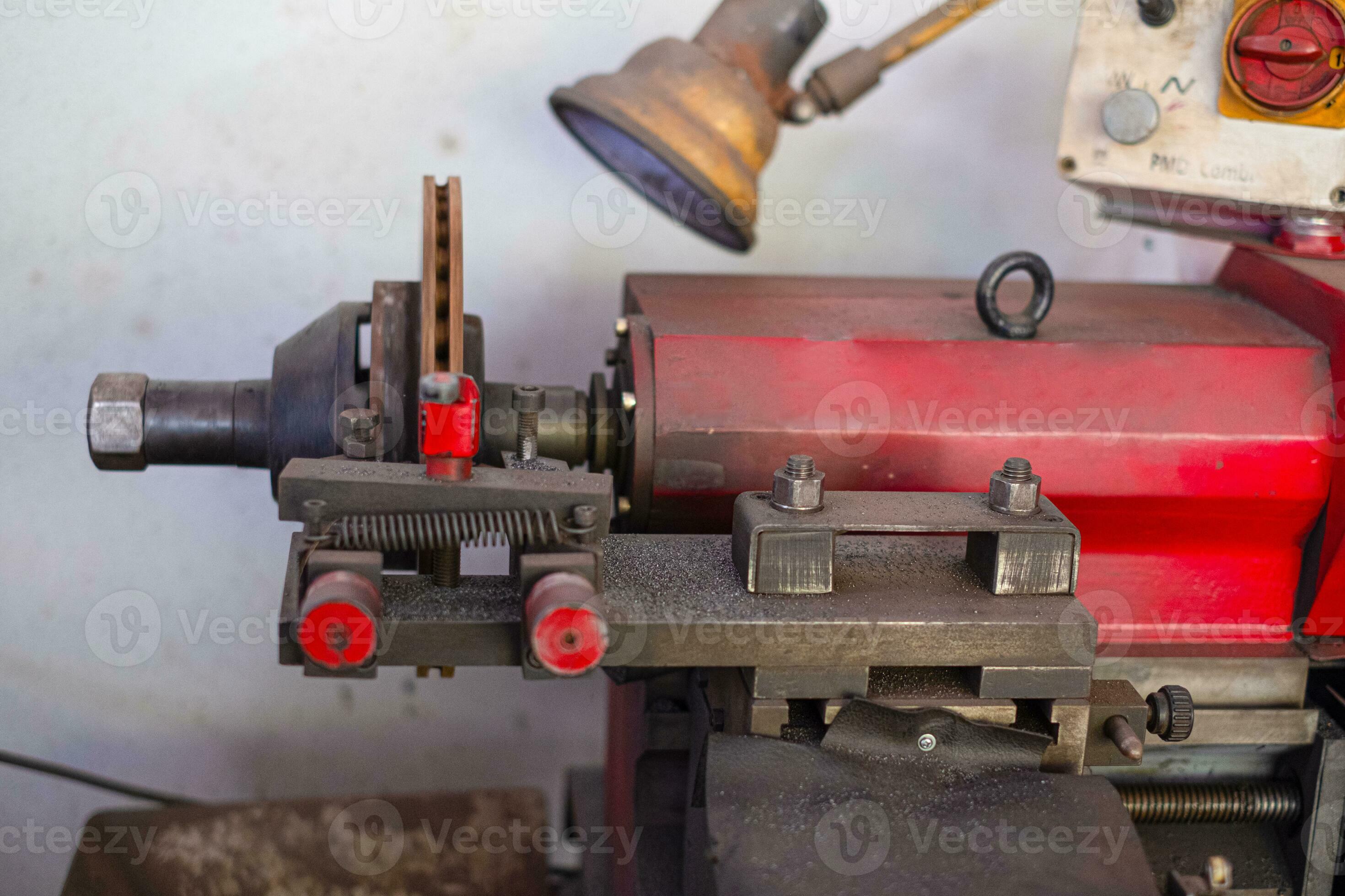 Brake lathe tool polishing disc brakes of cars working automatic