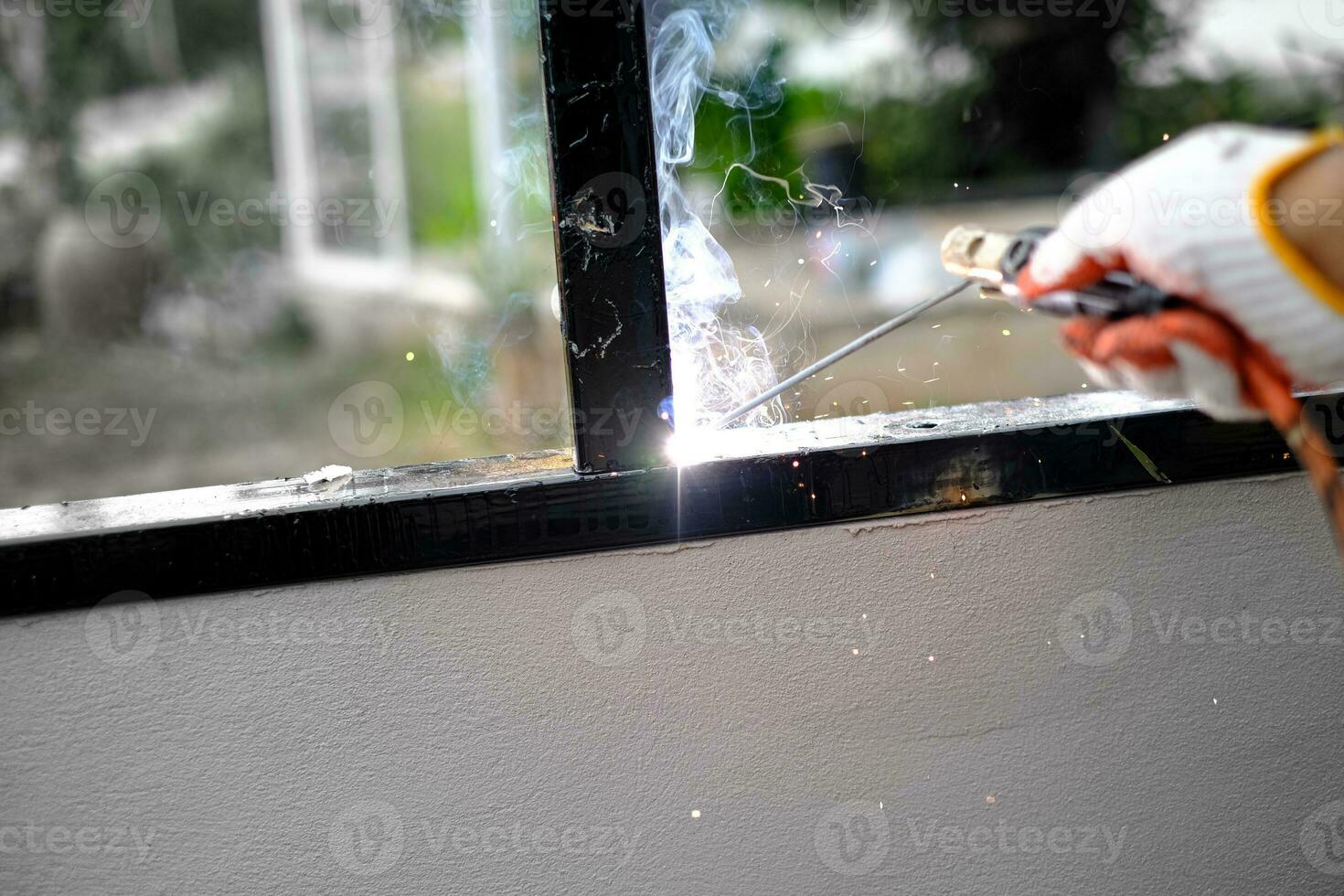 El técnico soldador está soldando acero con chispas. foto