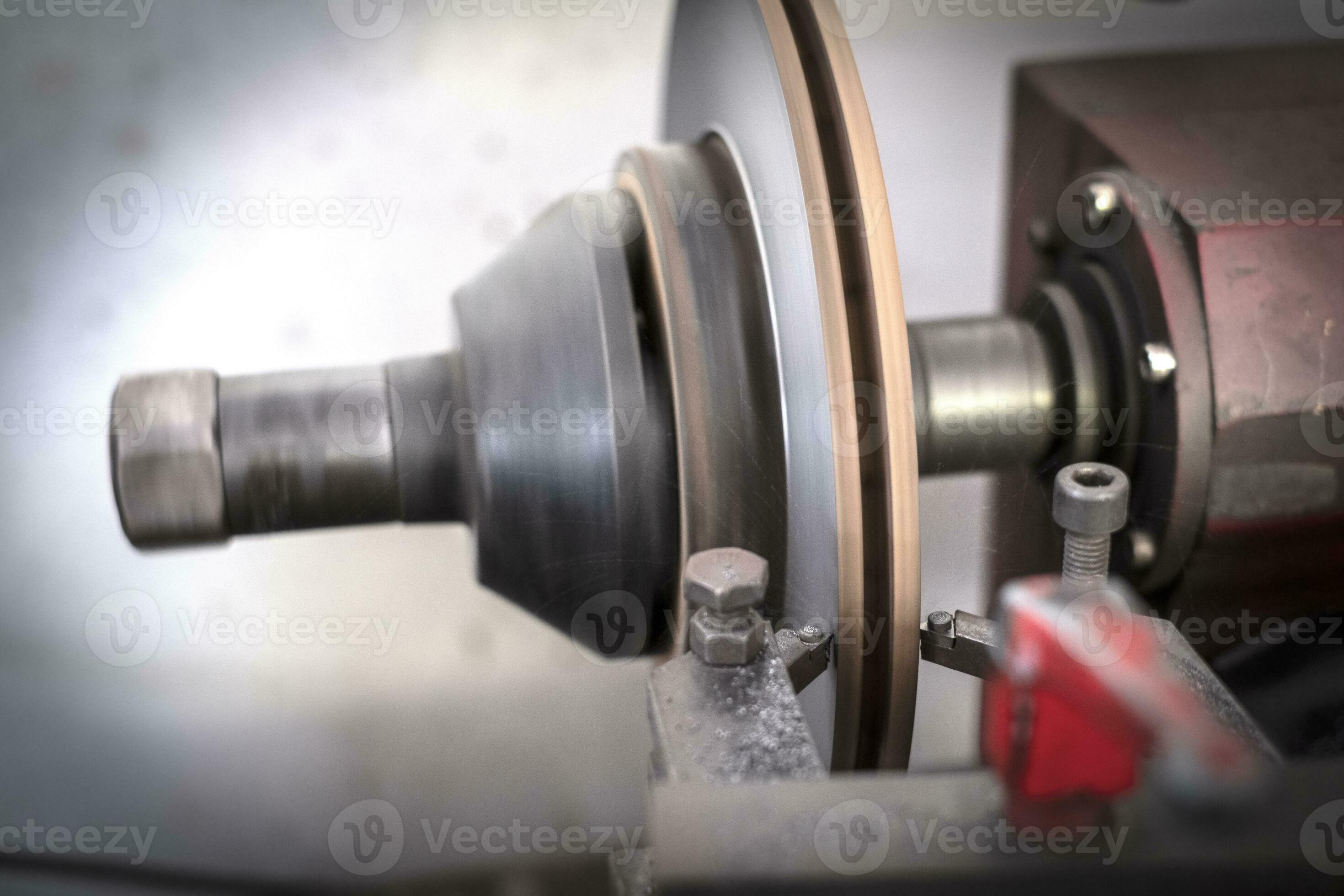 Brake lathe tool polishing disc brakes of cars working automatic