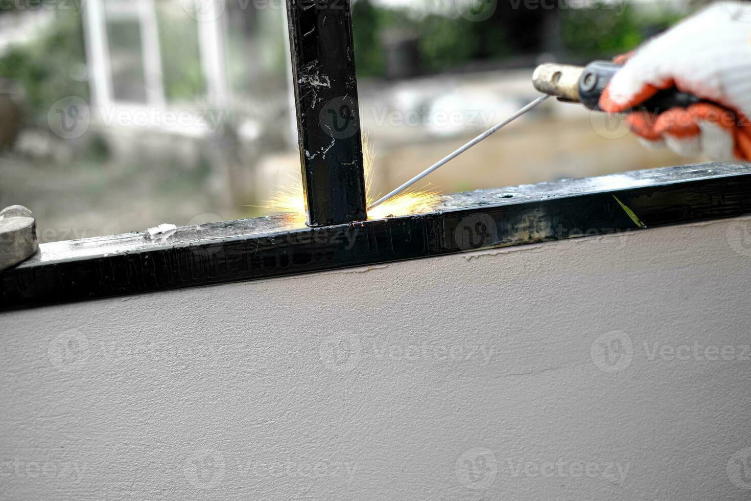 El técnico soldador está soldando acero con chispas. foto