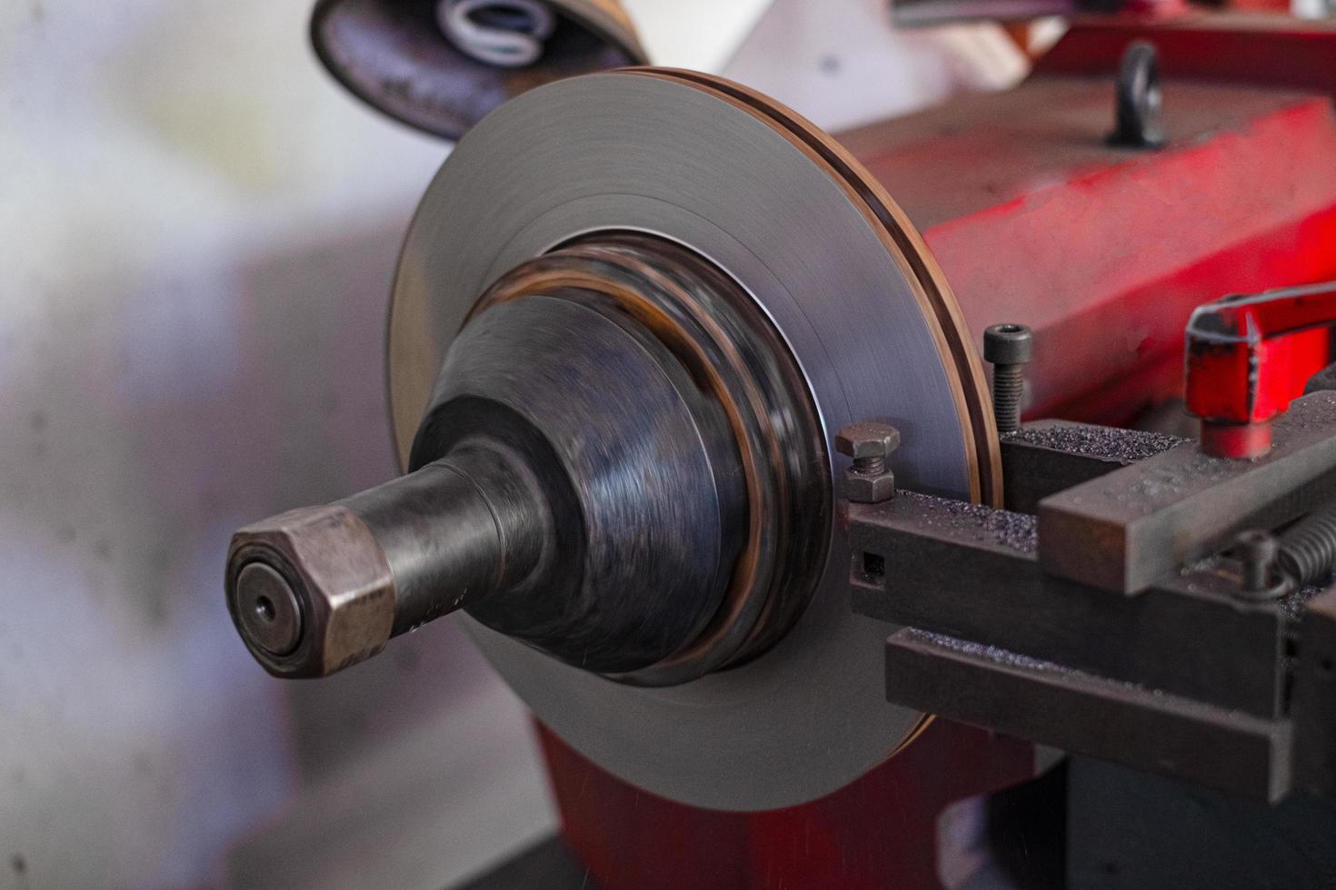 Brake lathe tool polishing disc brakes of cars working automatic