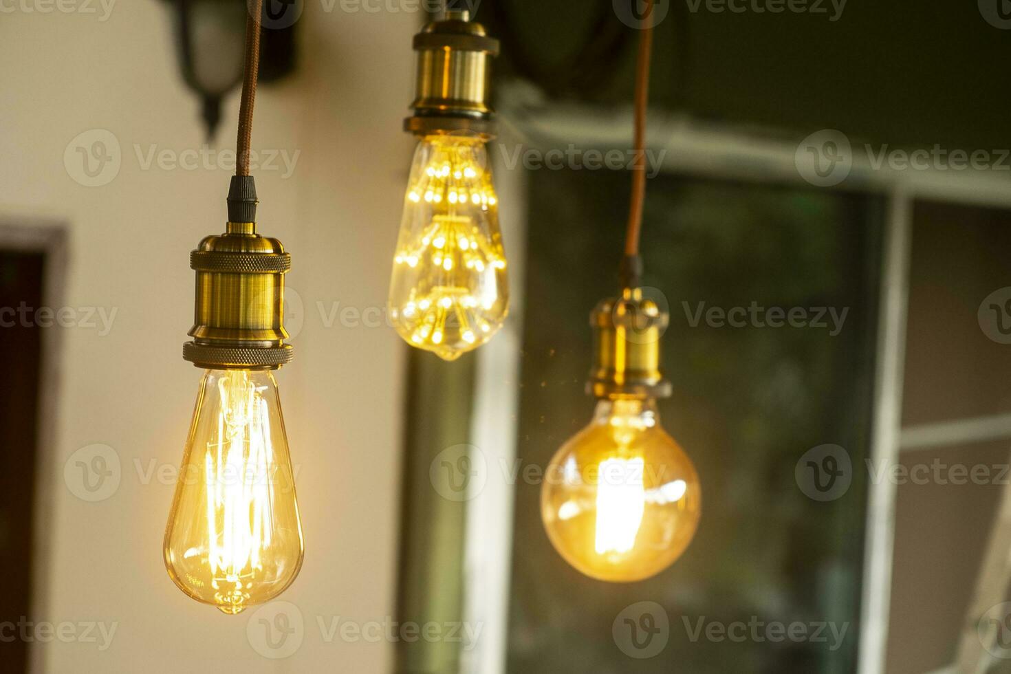 Lámpara eléctrica led incandescente retro clásica sobre fondo borroso foto