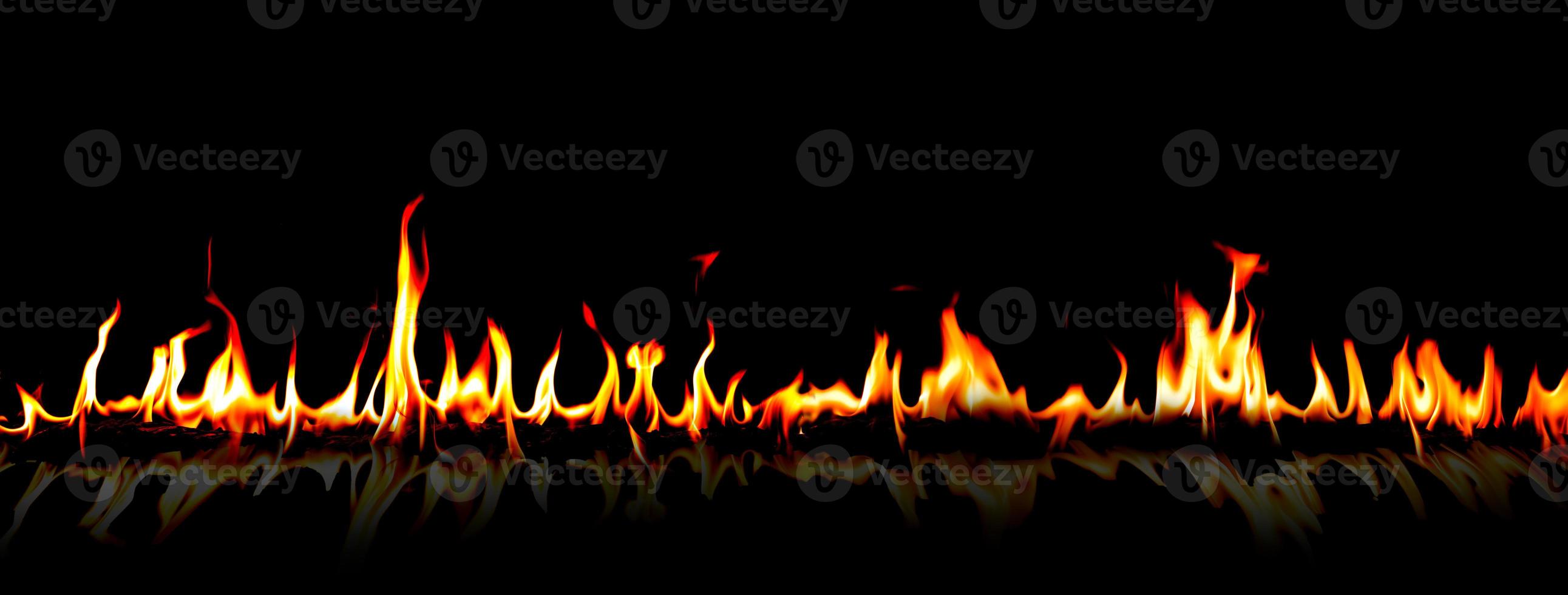 llamas de fuego sobre fondo negro de arte abstracto, foto