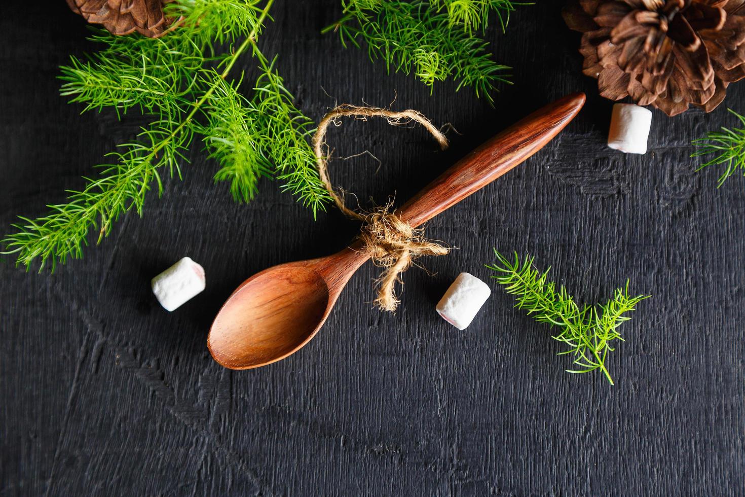 Cuchara de madera y fondo de árbol de pino concepto de fondo de Navidad foto