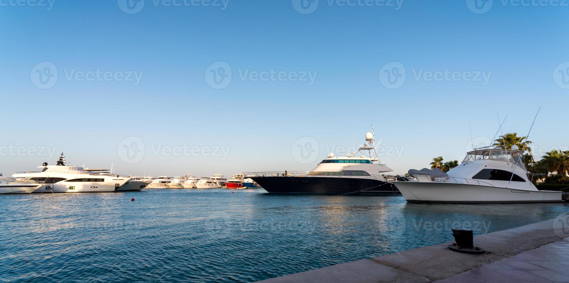 Terraplén de la calle del mar rojo en Egipto con barcos barcos foto