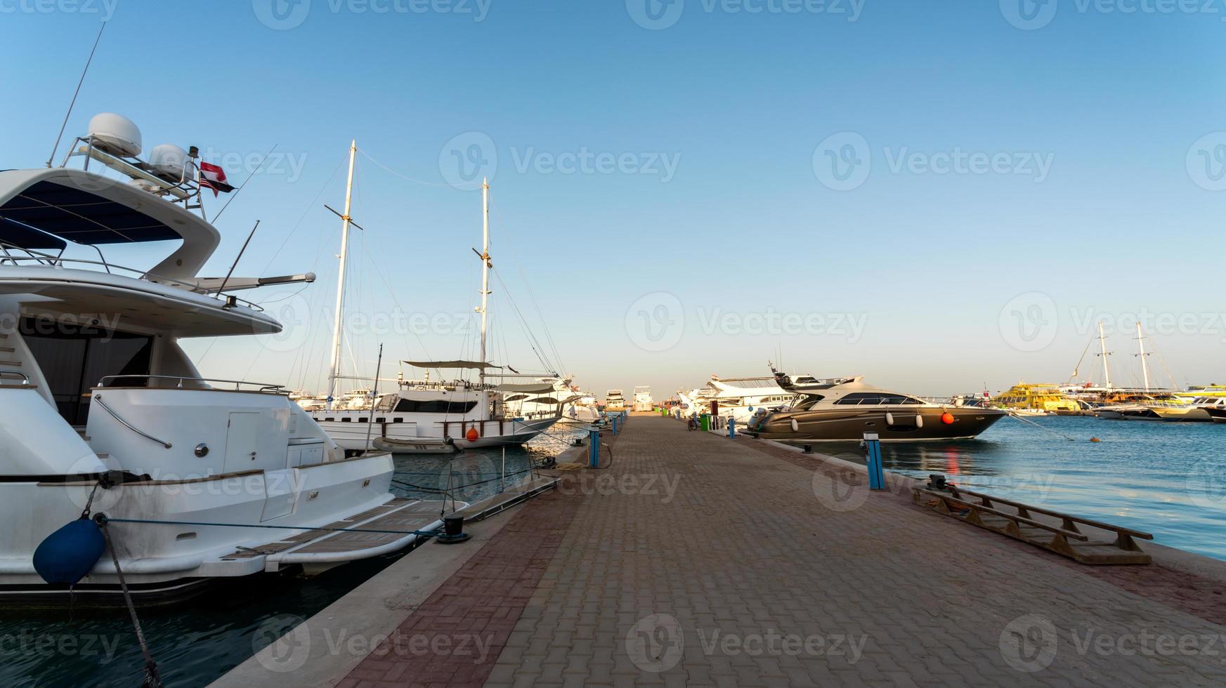 Terraplén de la calle del mar rojo en Egipto con barcos barcos foto