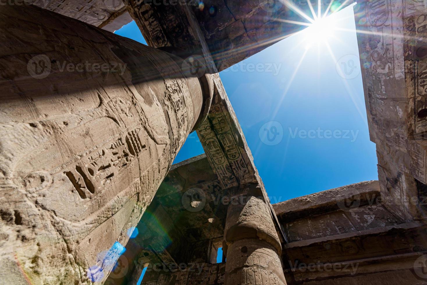 Columnas antiguas en un templo de Karnak en Luxor. foto