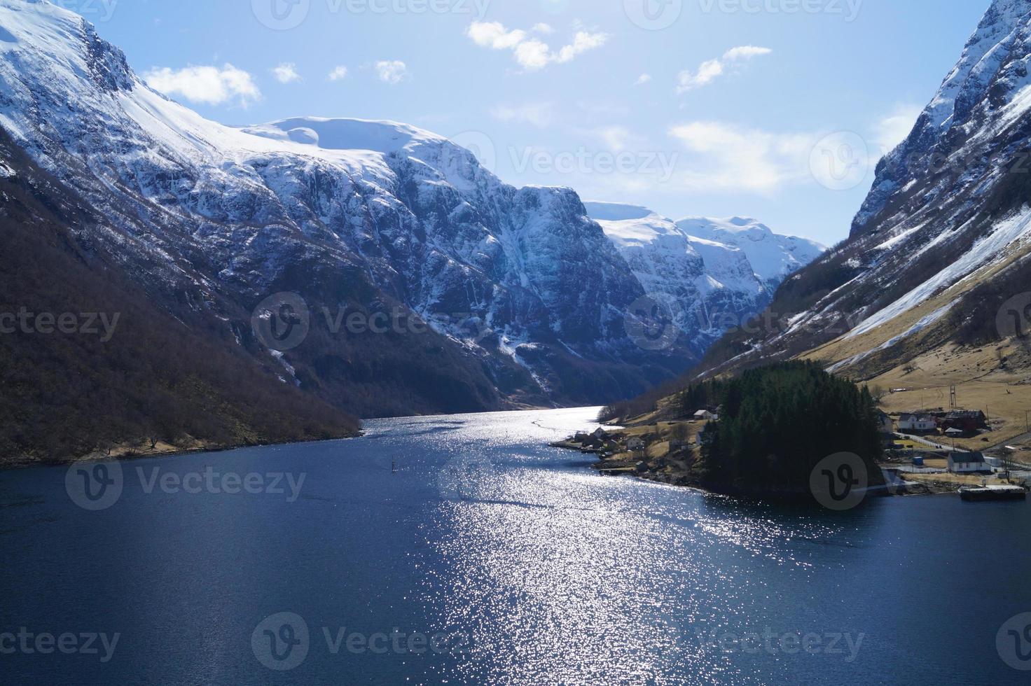 con un crucero por el fiordo ardalsfjord foto