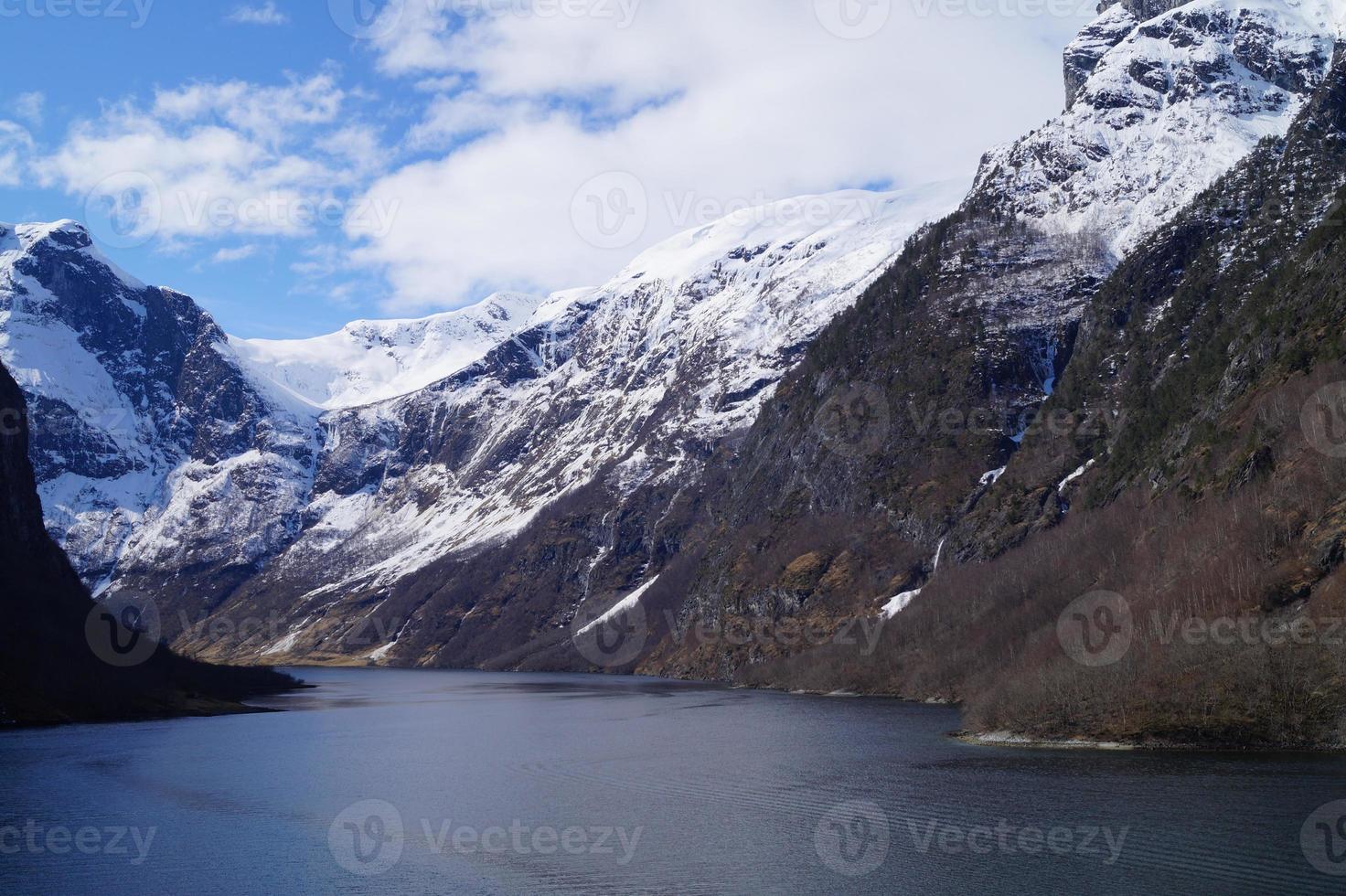 con un crucero por el fiordo ardalsfjord foto