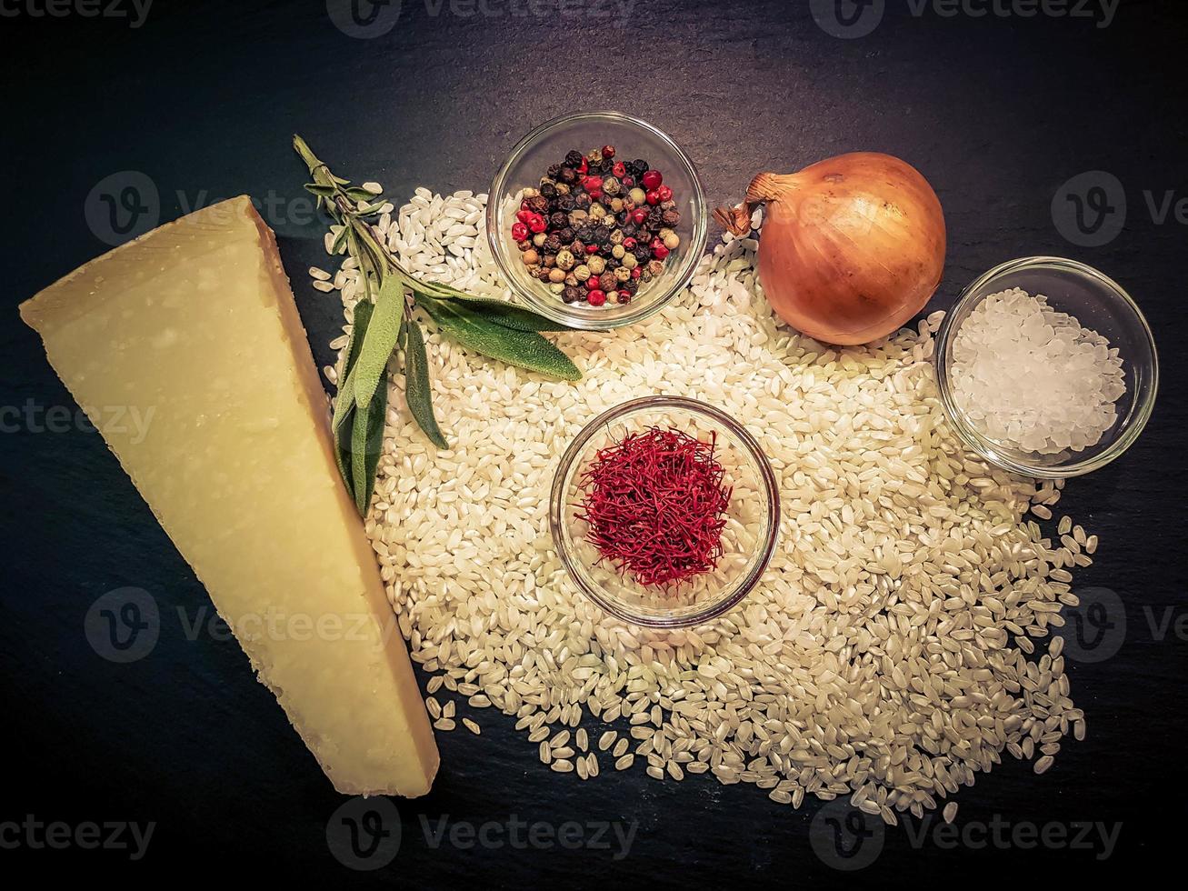 pechuga de pato frita con risotto de azafrán foto