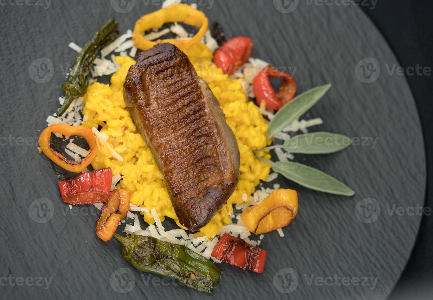 pechuga de pato frita con risotto de azafrán foto