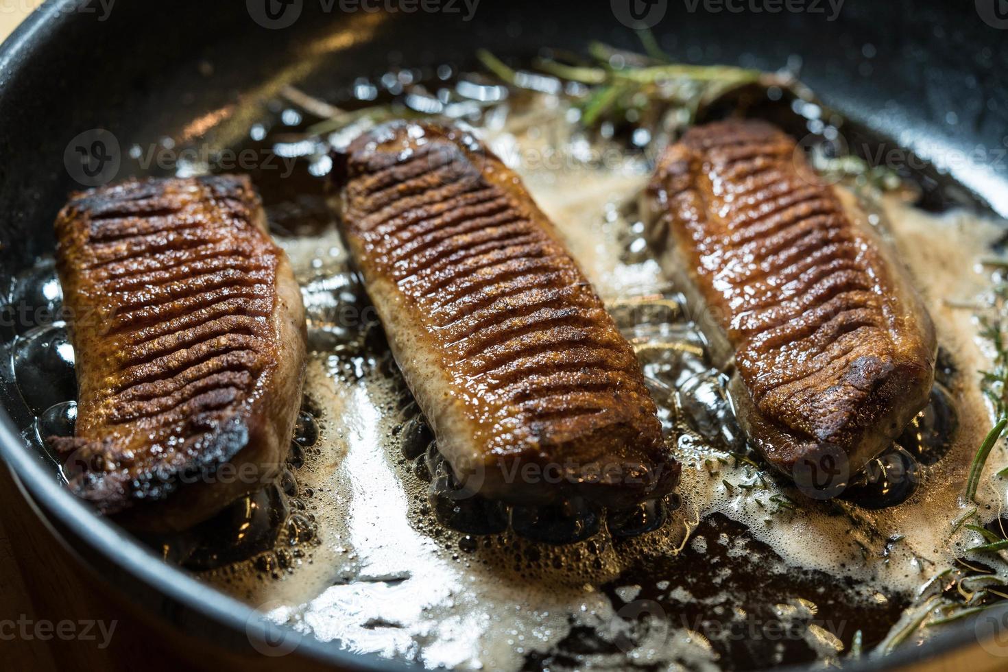 pechuga de pato frita con risotto de azafrán foto