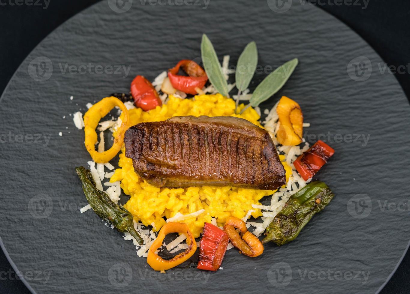 pechuga de pato frita con risotto de azafrán foto