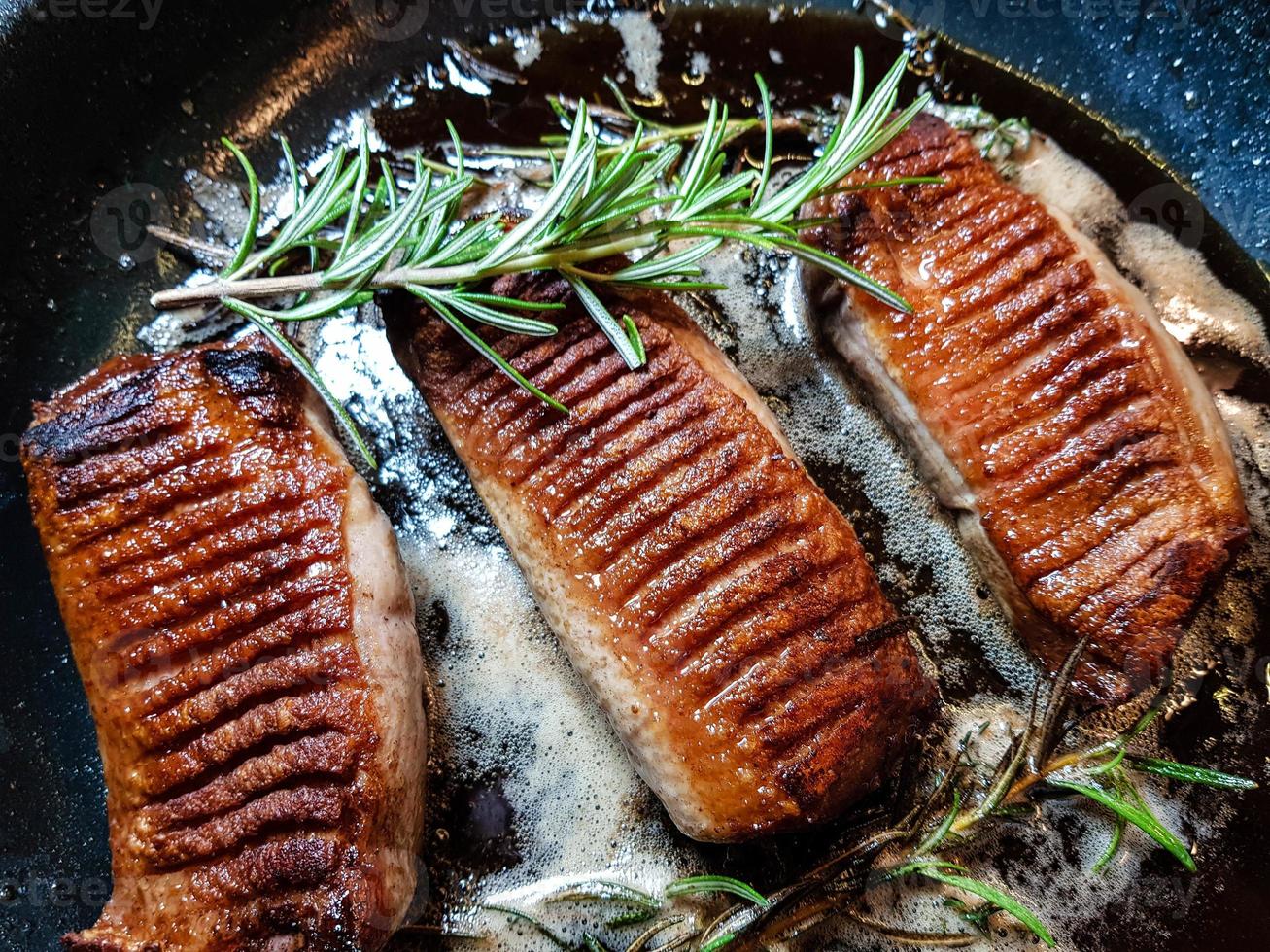 pechuga de pato frita con risotto de azafrán foto