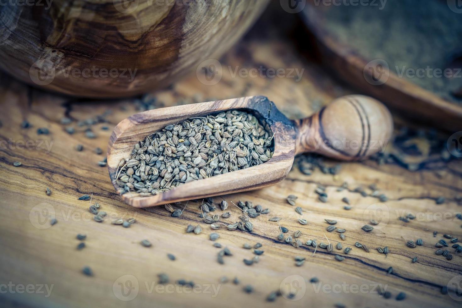 semilla de anís en madera de olivo foto