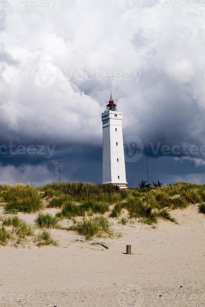 el faro blavandshuk fyr en la costa oeste de dinamarca foto