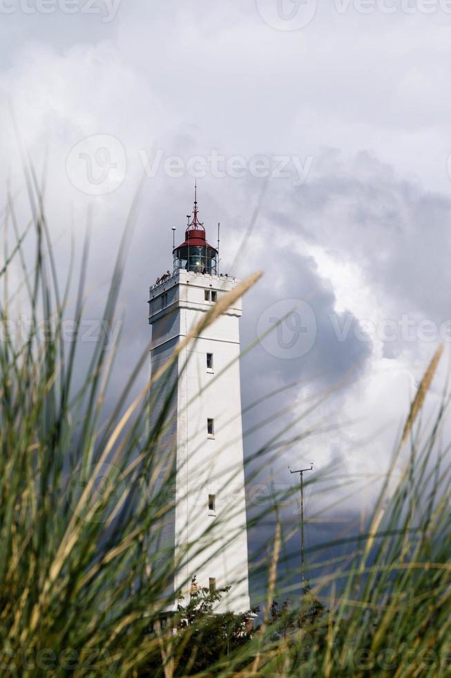 el faro blavandshuk fyr en la costa oeste de dinamarca foto