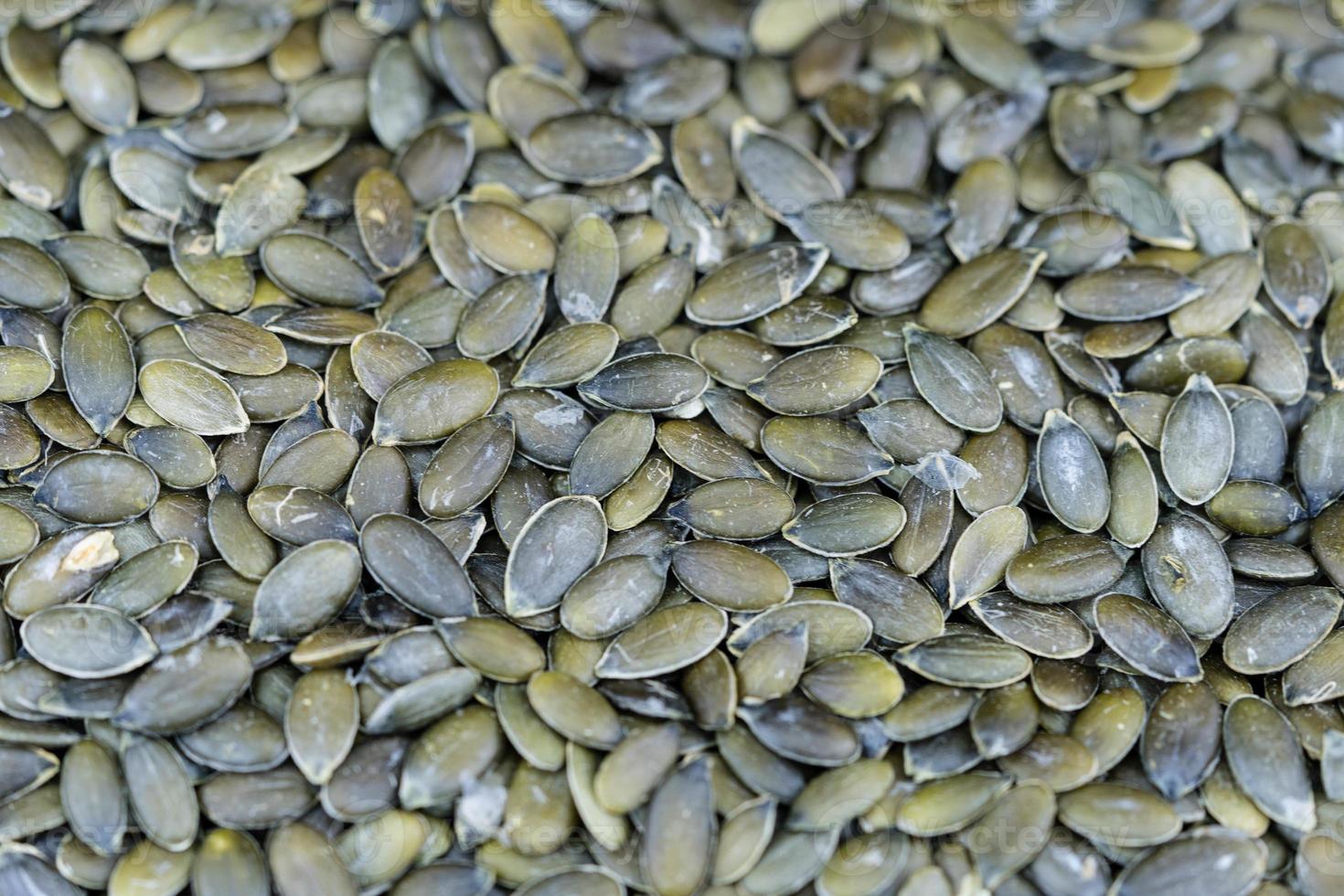 Pipas de calabaza tostadas en madera de olivo foto