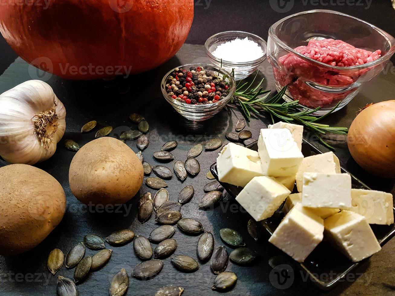 cazuela con queso de oveja de calabaza y gajos de patata foto