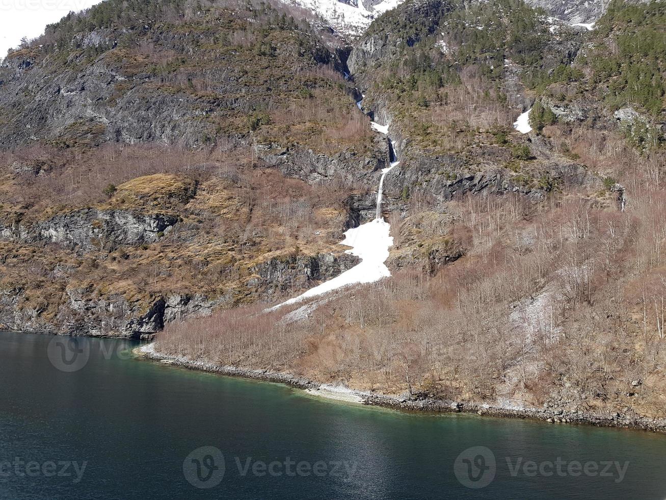 con un crucero por el fiordo ardalsfjord foto