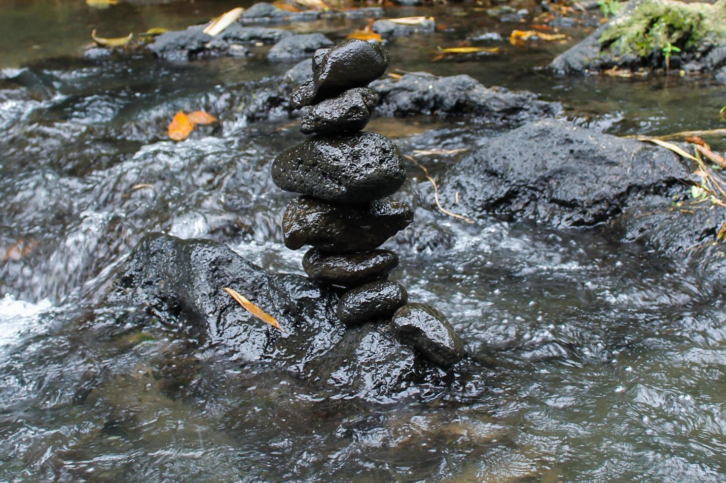 primer plano, de, un, montón de piedras, en el río foto