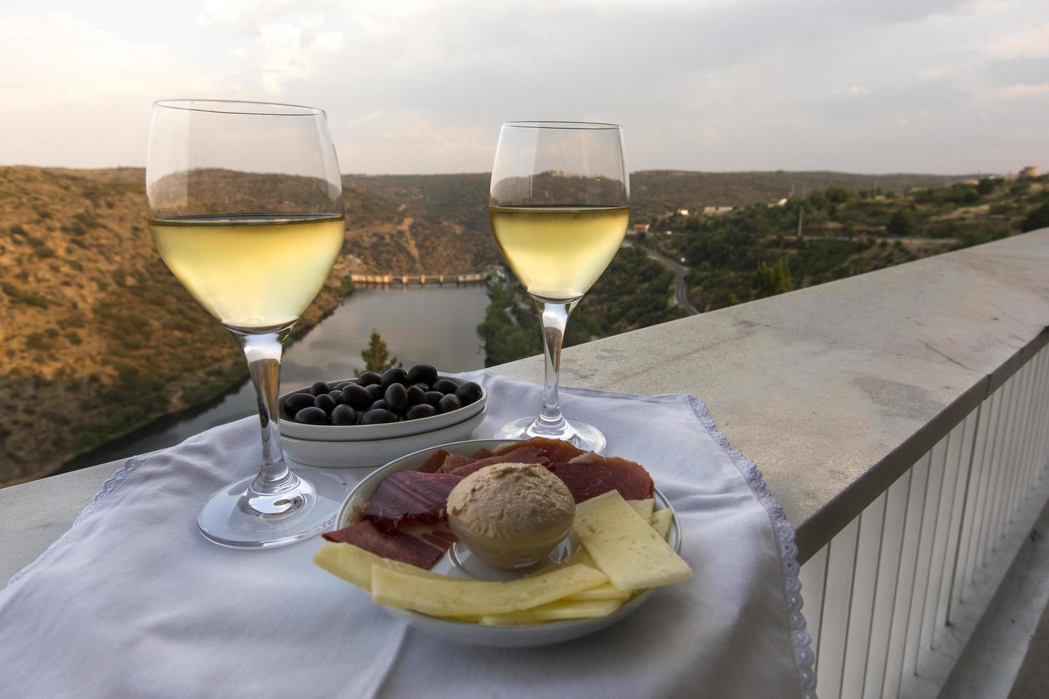 Aperitivo y tapas, el río Duero en Miranda do Douro, Portugal foto