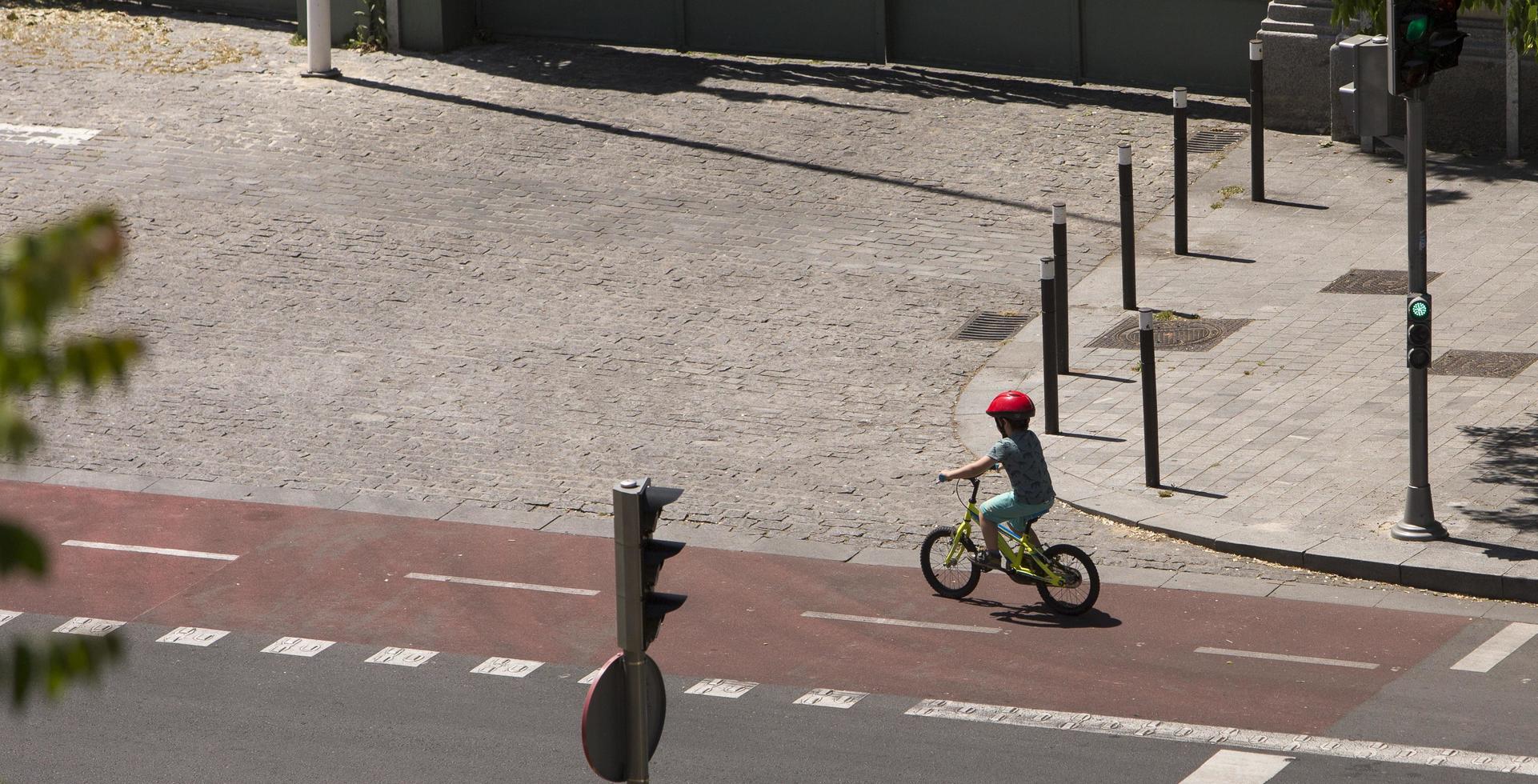 Un niño pedalea en su bicicleta en el carril bici en Madrid, España foto