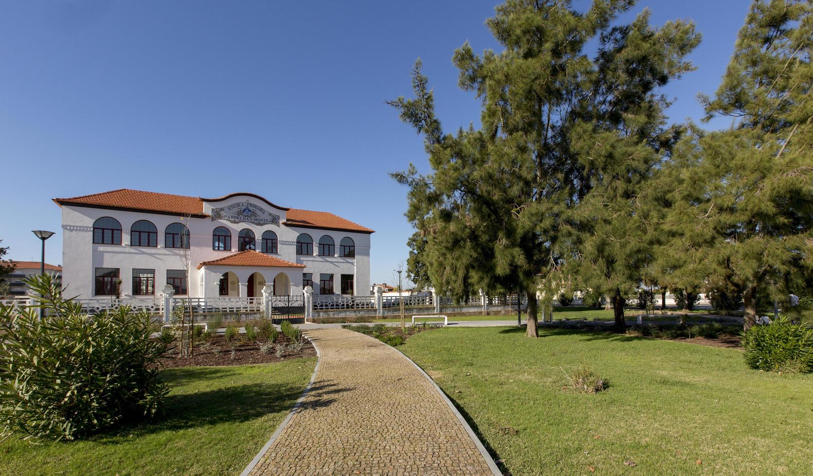 escuela primaria municipal en pardelhas, distrito de aveiro, portugal foto