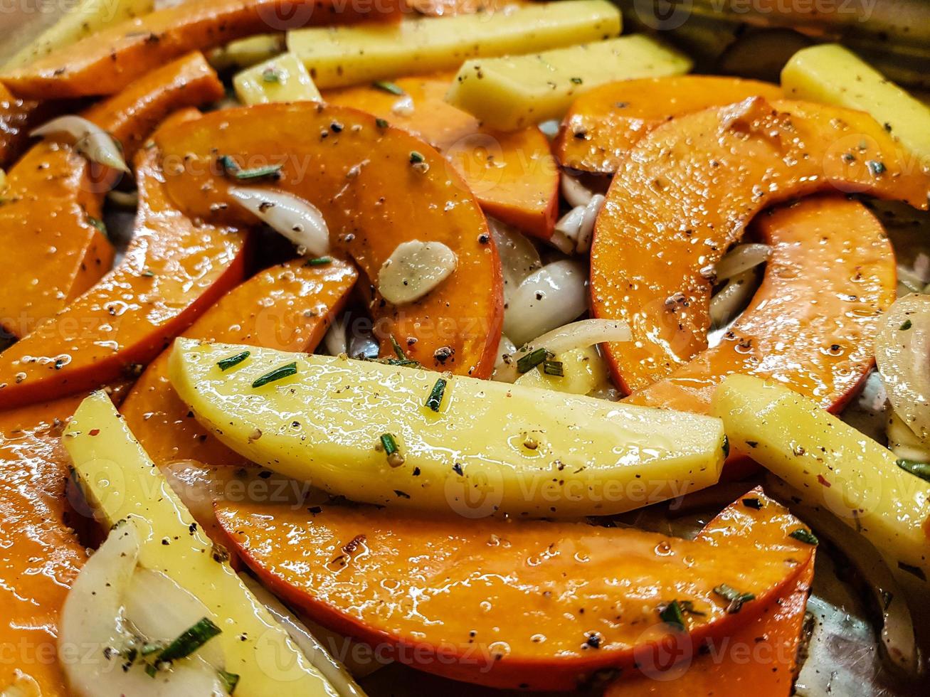 cazuela con queso de oveja de calabaza y gajos de patata foto