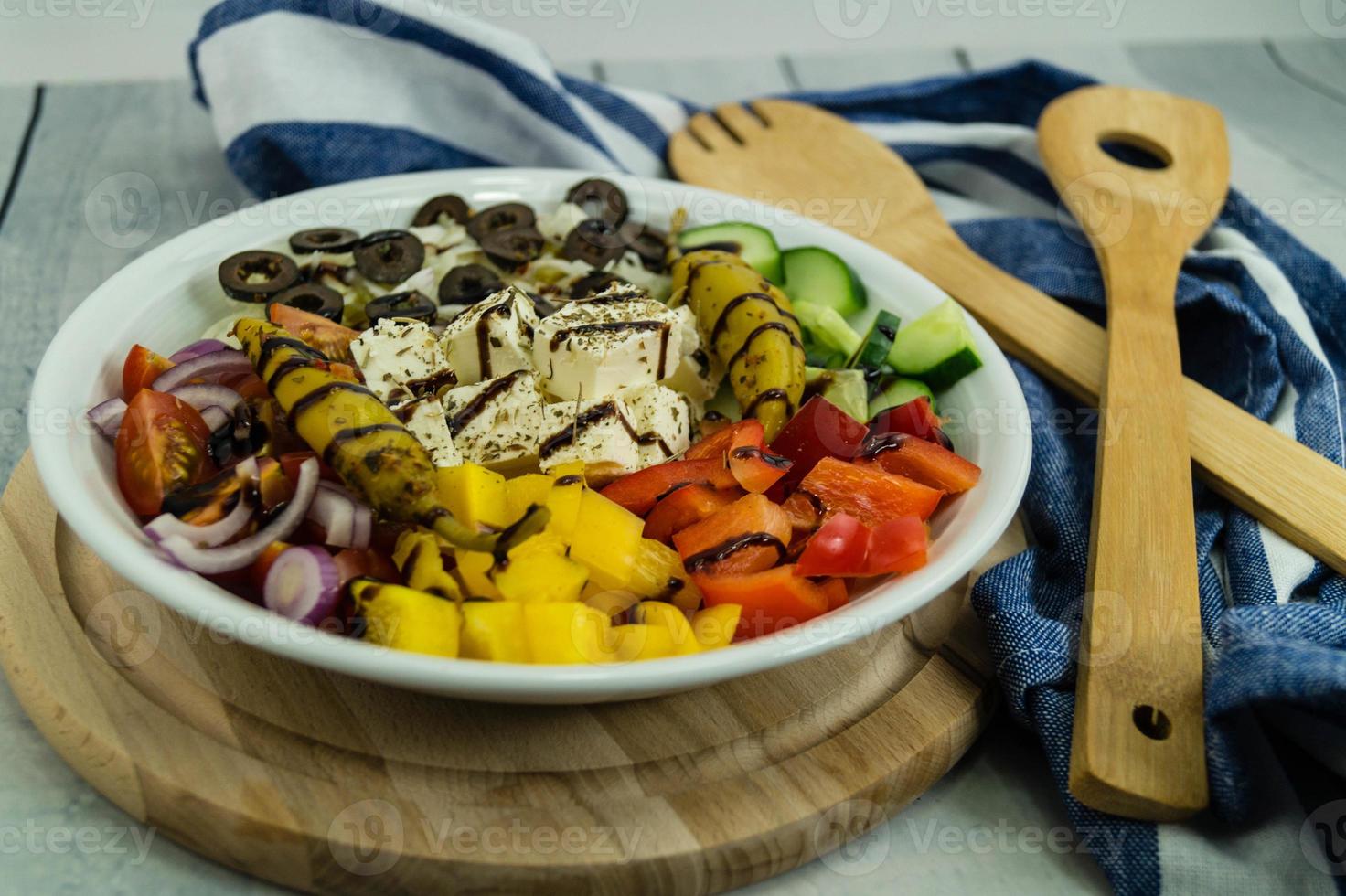 ensalada griega con queso feta, aceitunas y pimientos picantes foto