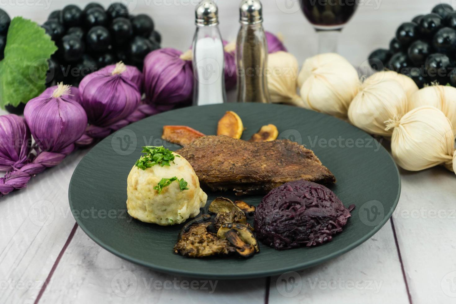 pato al horno con col lombarda y setas del bosque foto