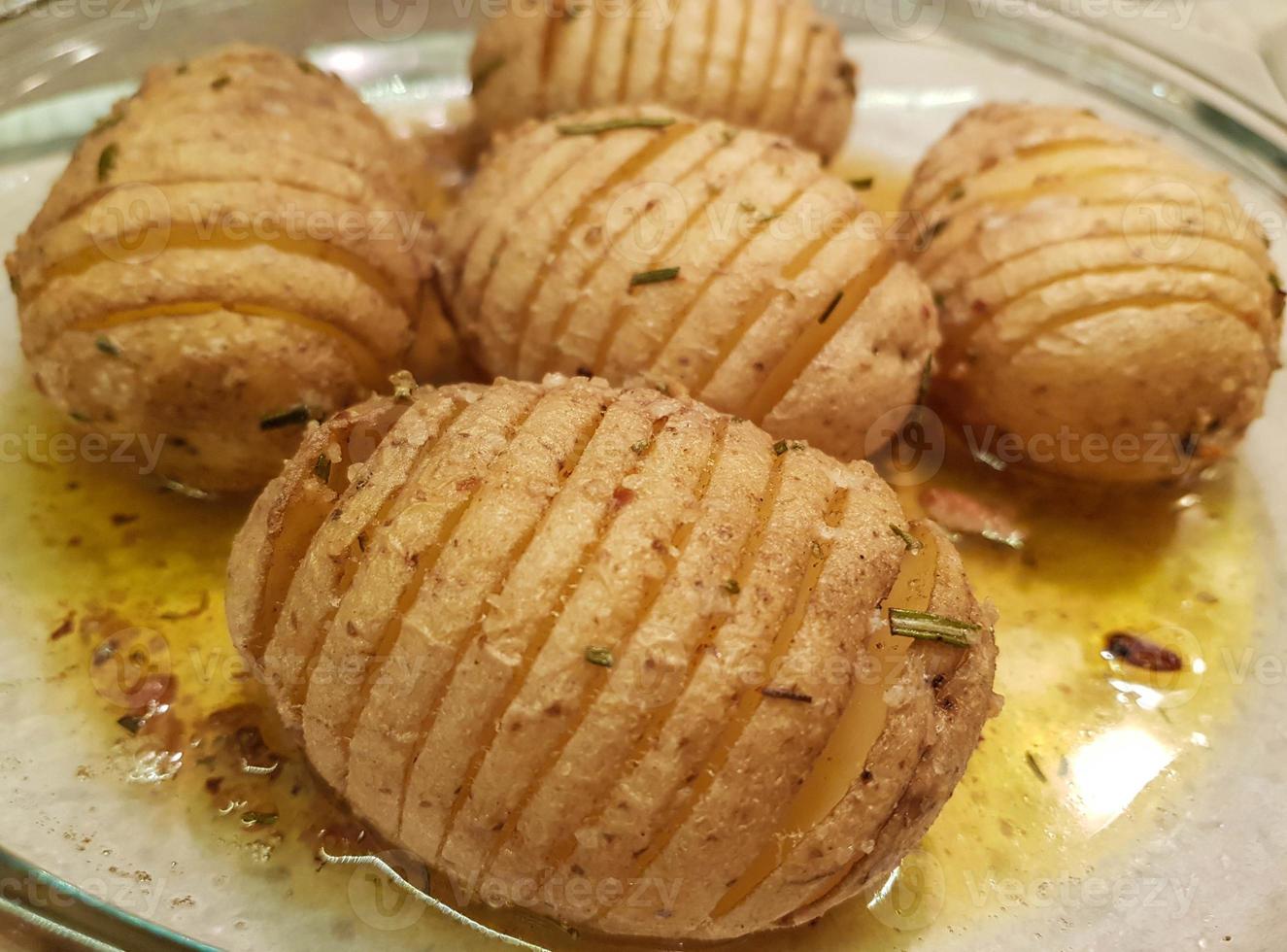 pascua asado de ternera roll de carne con verduras de primavera y patatas abanico foto