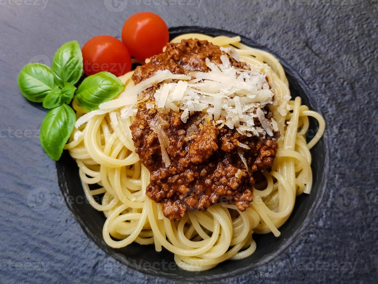 espaguetis a la boloñesa con salsa de tomate foto