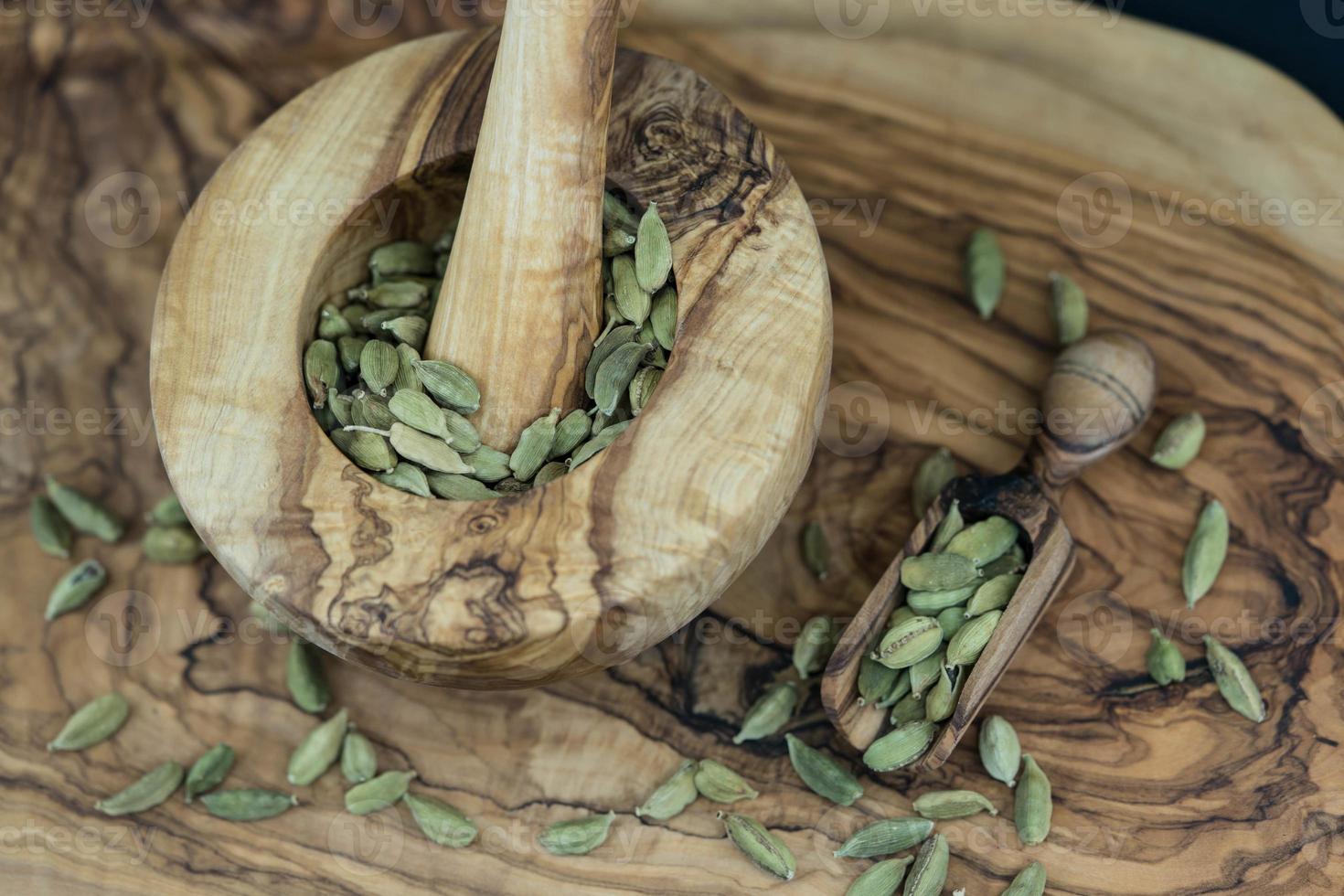 cardamomo verde sobre madera de olivo foto