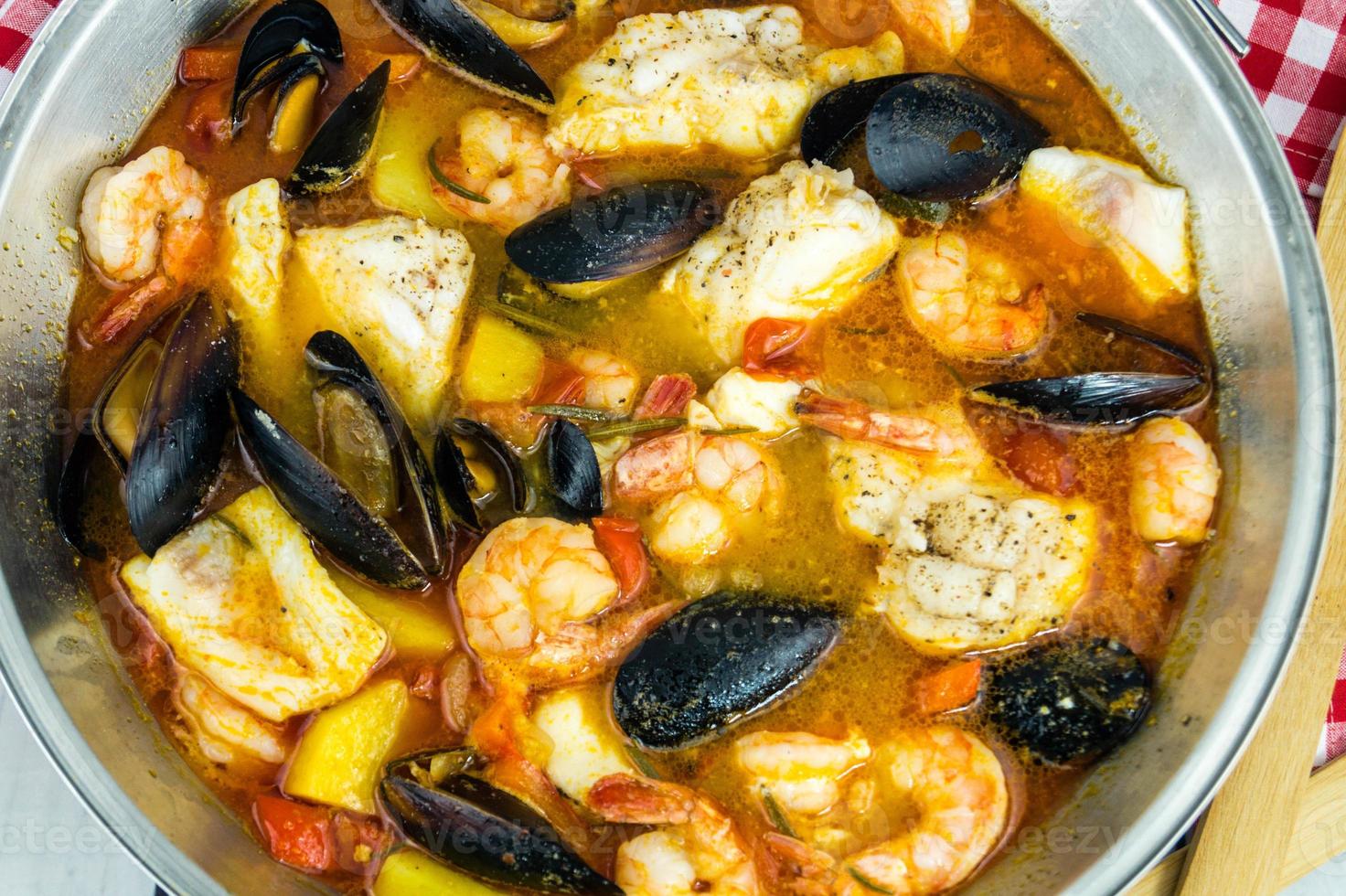 ingredientes para una cataplana de mariscos portuguesa foto